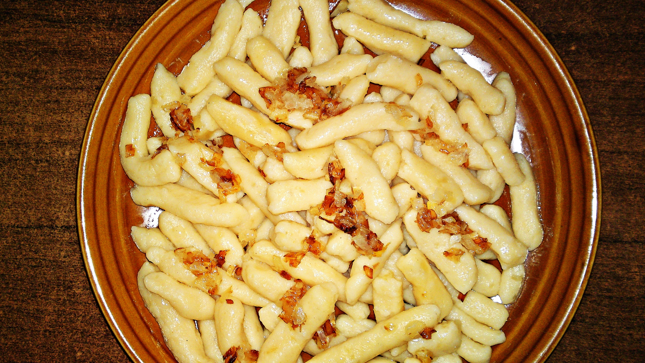 Domácí bramborové nudle se zkaramelizovanou cibulí