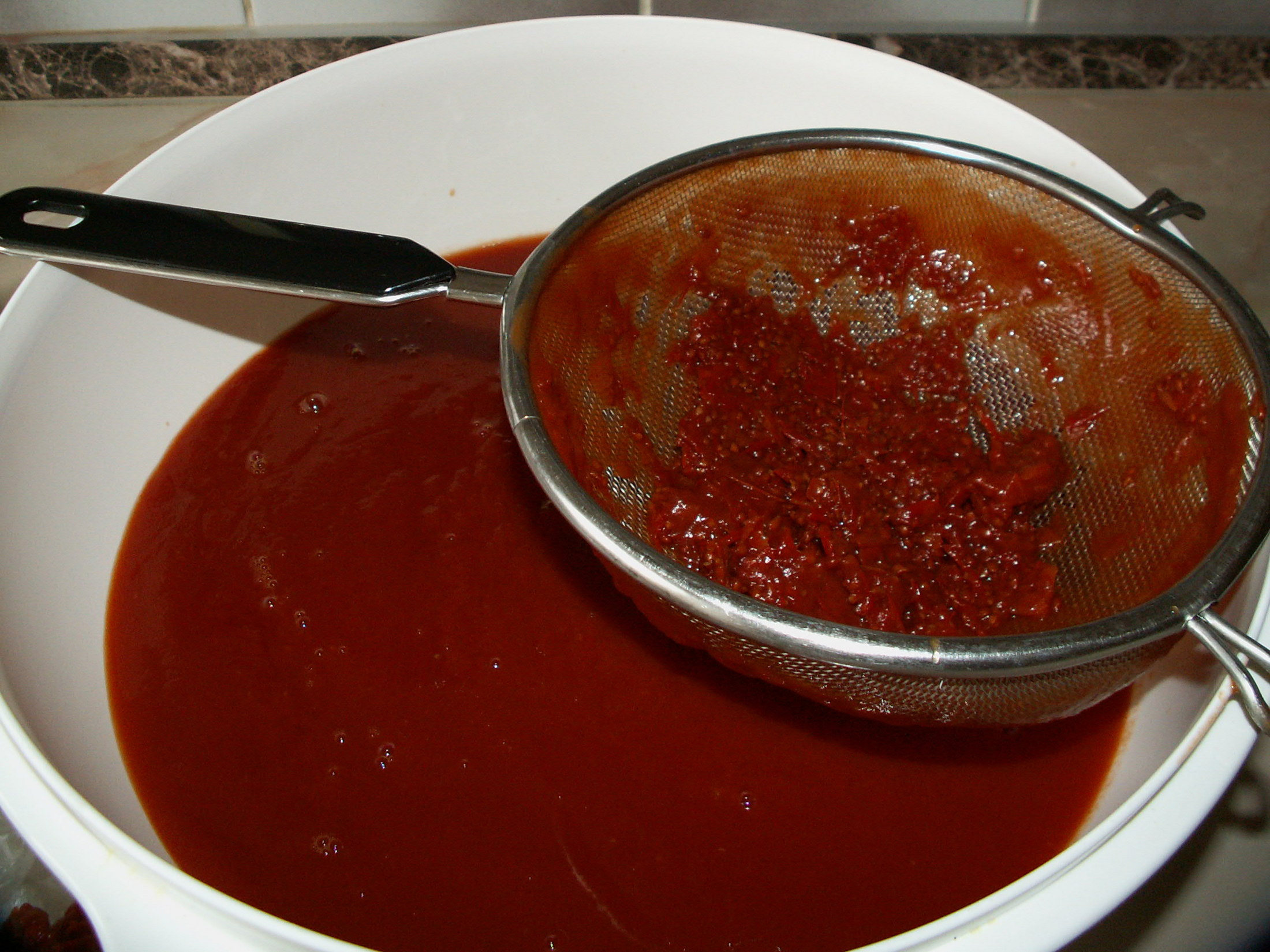 Recept Domácí kečup 2 - Tolik kečupu vyjde ze dvou dávek. Po přepasírování zbyde tolik v sítku.