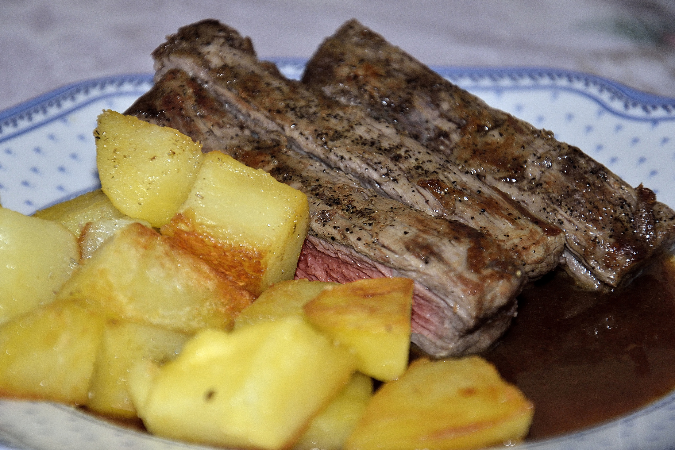 Steak s BBQ omáčkou a opékanými brambory s rozmarýnem