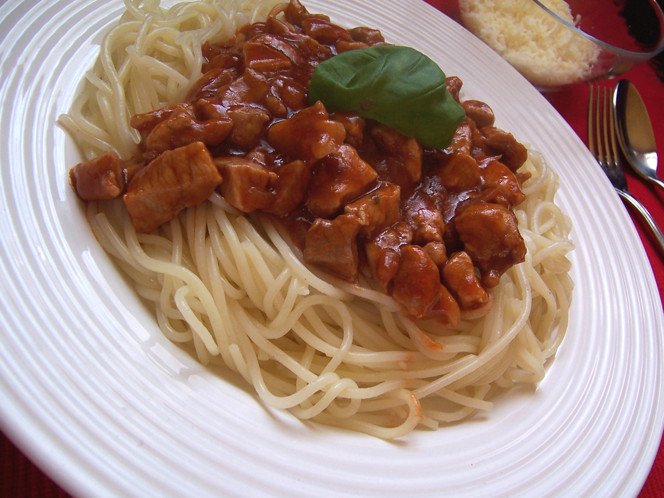 Červené kostky na špagetách
